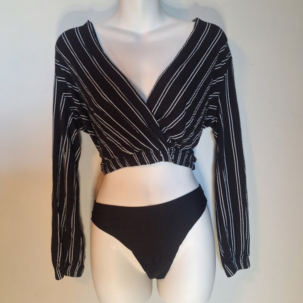PrettyLittleThing Black White Striped Wrap Crop Top V-Neck Long Sleeve US Size 2